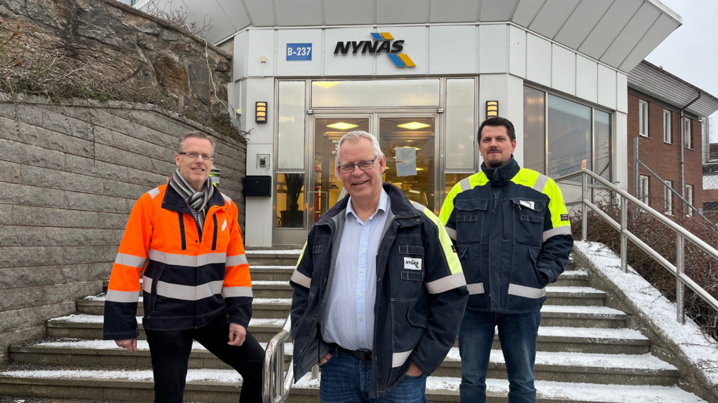 Advenin ja Nynasin yhteistyökumppanit Nynasin jalostamon toimiston edessä.
